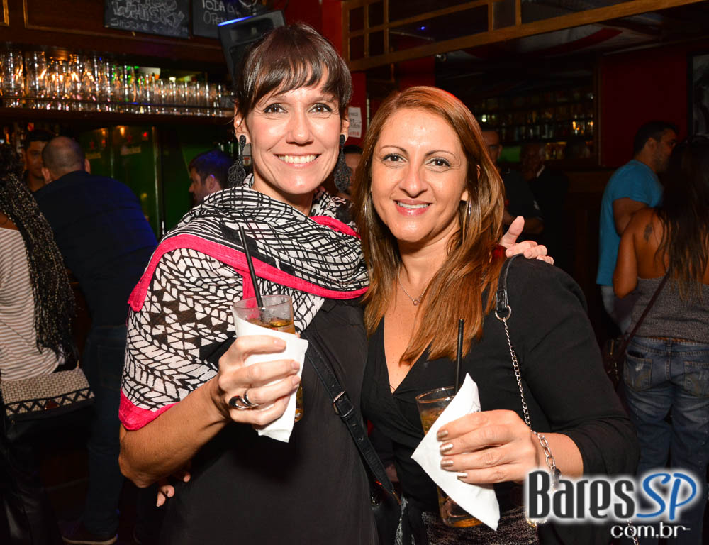 William Kim e banda Vih agitaram a noite com pop rock no Republic Pub William Kim e banda Vih agitaram a noite com pop rock no Republic Pub