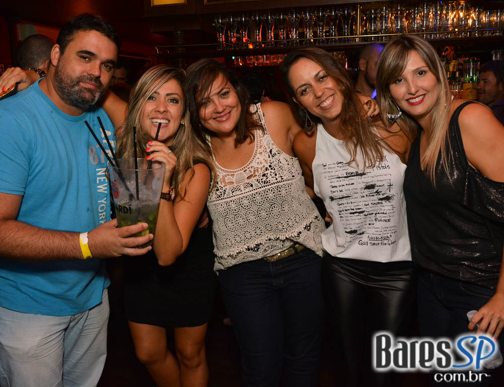 William Kim e banda Vih agitaram a noite com pop rock no Republic Pub William Kim e banda Vih agitaram a noite com pop rock no Republic Pub