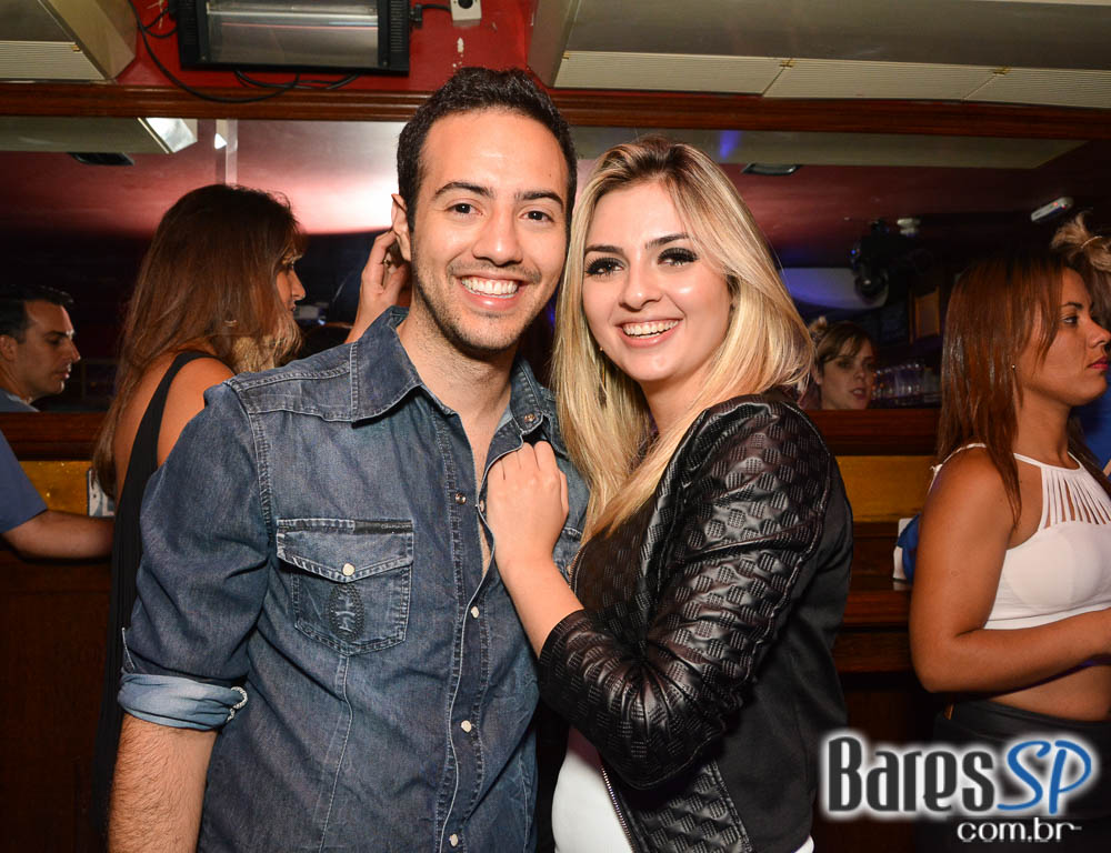 William Kim e banda Vih agitaram a noite com pop rock no Republic Pub William Kim e banda Vih agitaram a noite com pop rock no Republic Pub