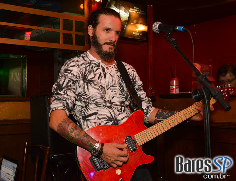 William Kim e banda Vih agitaram a noite com pop rock no Republic Pub William Kim e banda Vih agitaram a noite com pop rock no Republic Pub