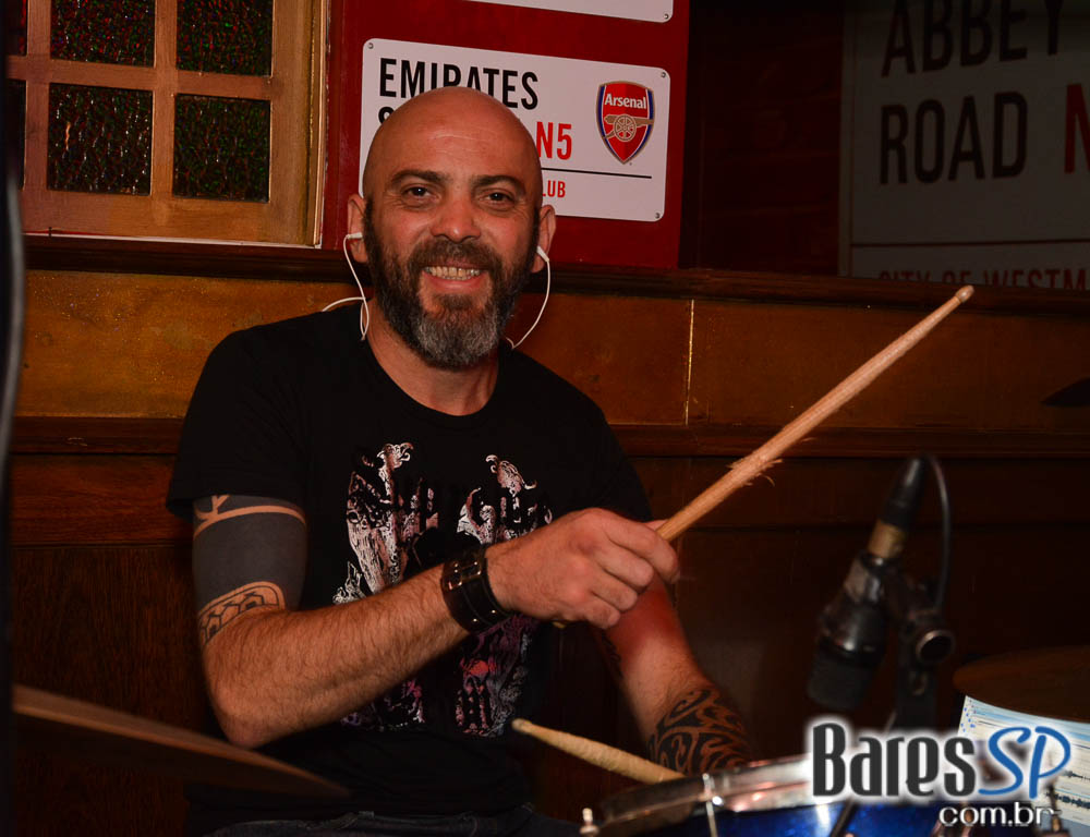 William Kim e banda Vih agitaram a noite com pop rock no Republic Pub William Kim e banda Vih agitaram a noite com pop rock no Republic Pub