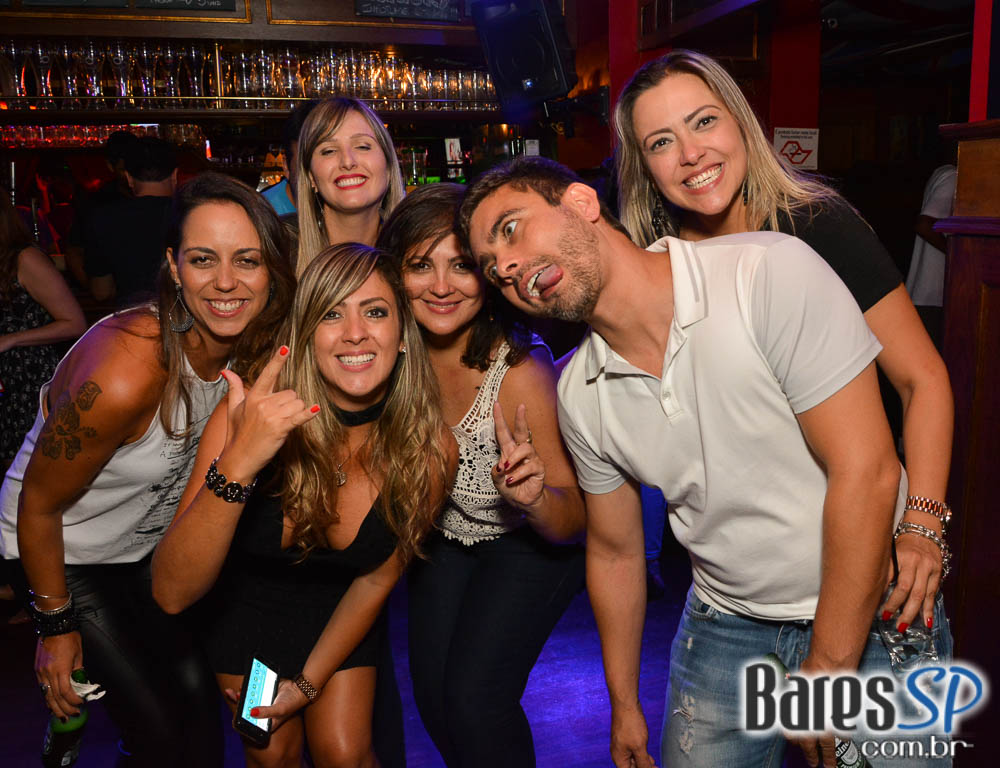 William Kim e banda Vih agitaram a noite com pop rock no Republic Pub William Kim e banda Vih agitaram a noite com pop rock no Republic Pub