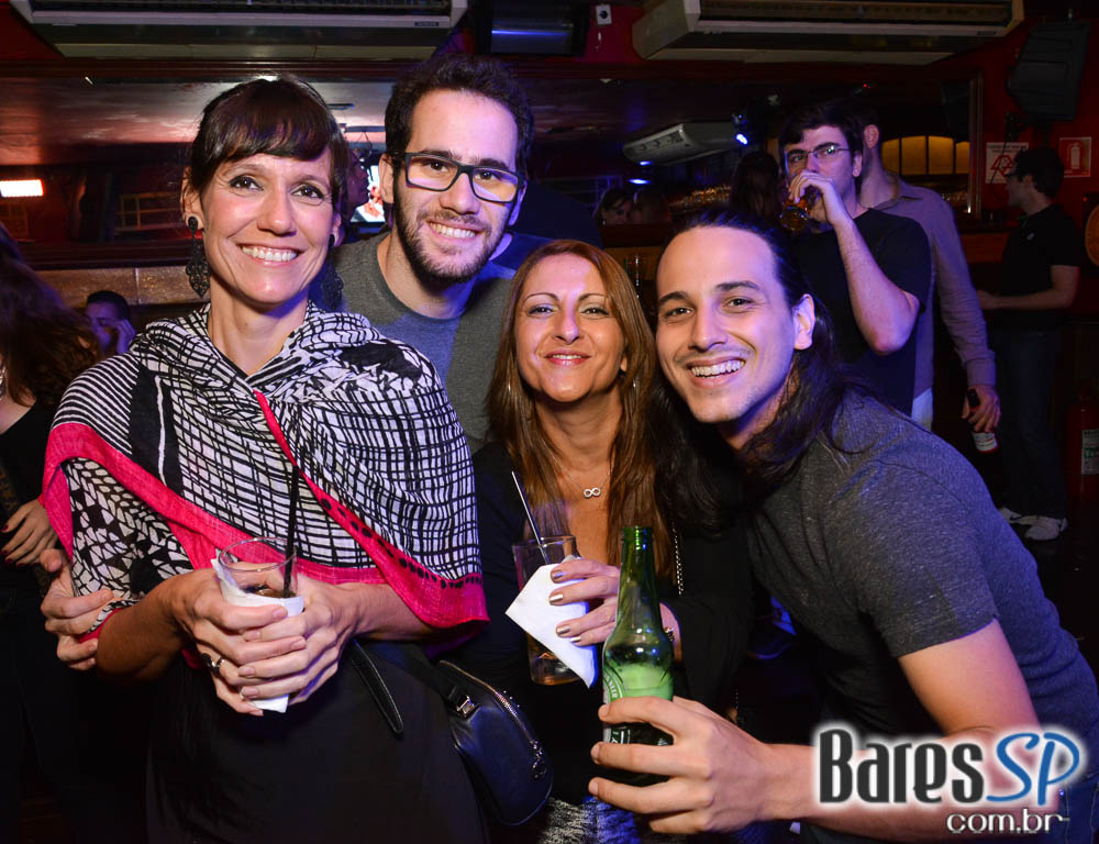 William Kim e banda Vih agitaram a noite com pop rock no Republic Pub William Kim e banda Vih agitaram a noite com pop rock no Republic Pub