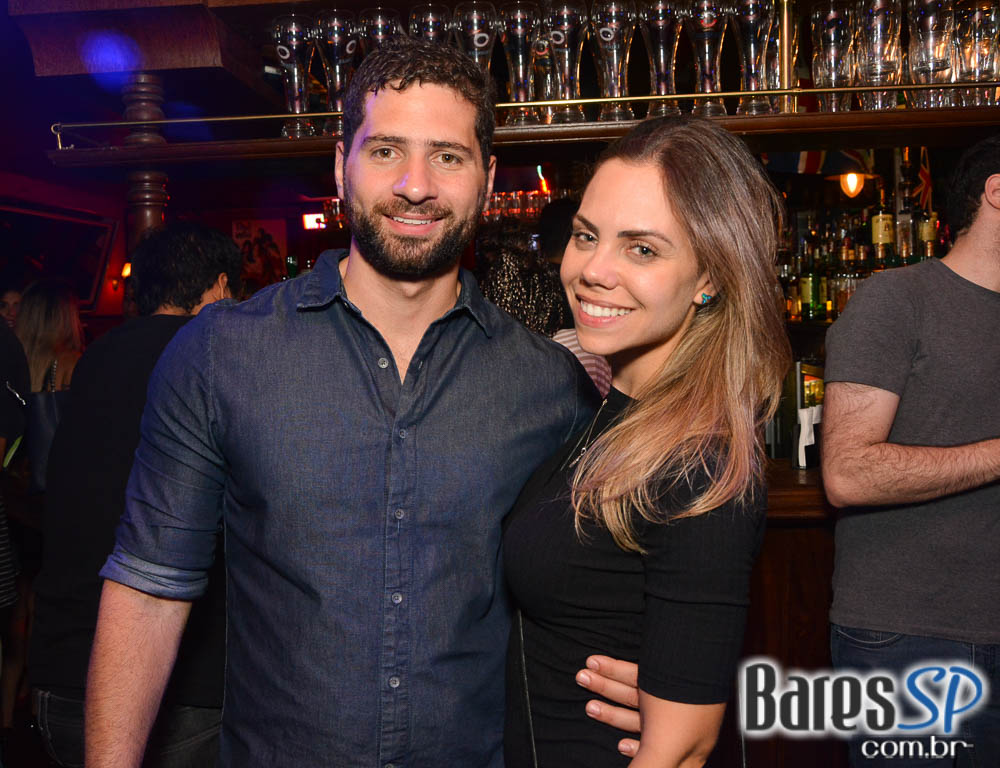 William Kim e banda Vih agitaram a noite com pop rock no Republic Pub William Kim e banda Vih agitaram a noite com pop rock no Republic Pub