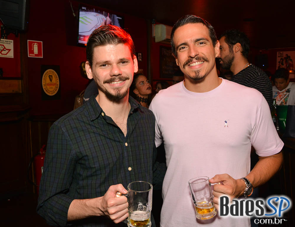 William Kim e banda Vih agitaram a noite com pop rock no Republic Pub William Kim e banda Vih agitaram a noite com pop rock no Republic Pub