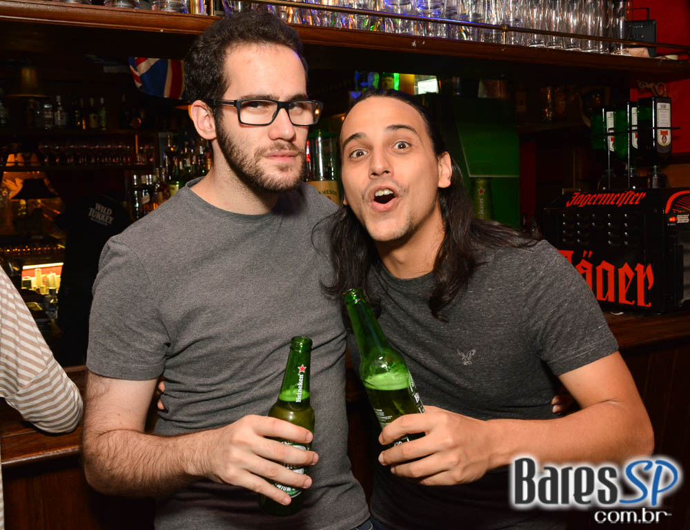 William Kim e banda Vih agitaram a noite com pop rock no Republic Pub William Kim e banda Vih agitaram a noite com pop rock no Republic Pub