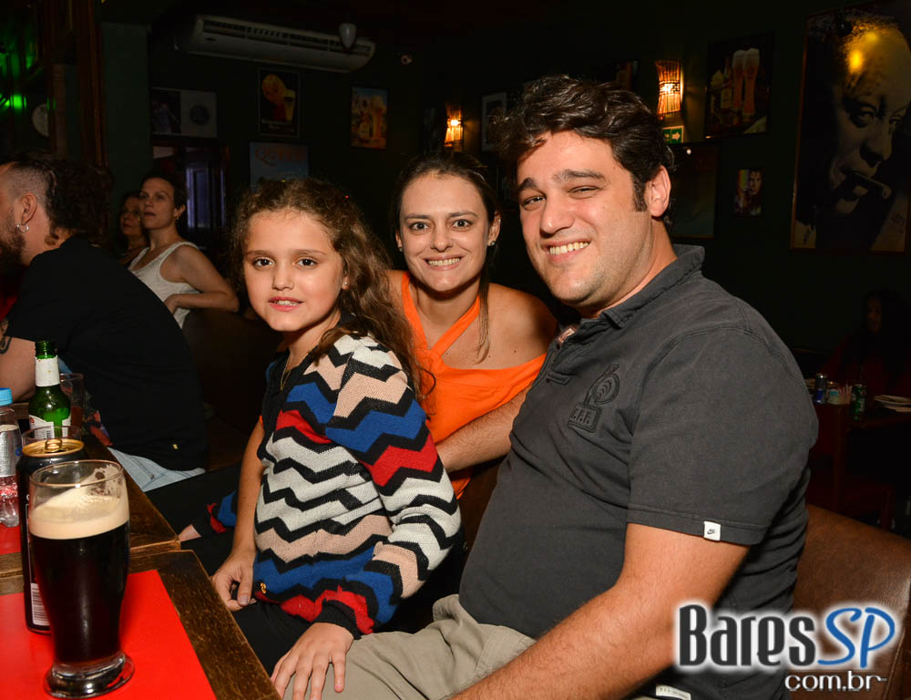 Bandas Midnight Funkers e The Someones animaram a noite com pop rock no Ton Ton Jazz Bandas Midnight Funkers e The Someones animaram a noite com pop rock no Ton Ton Jazz