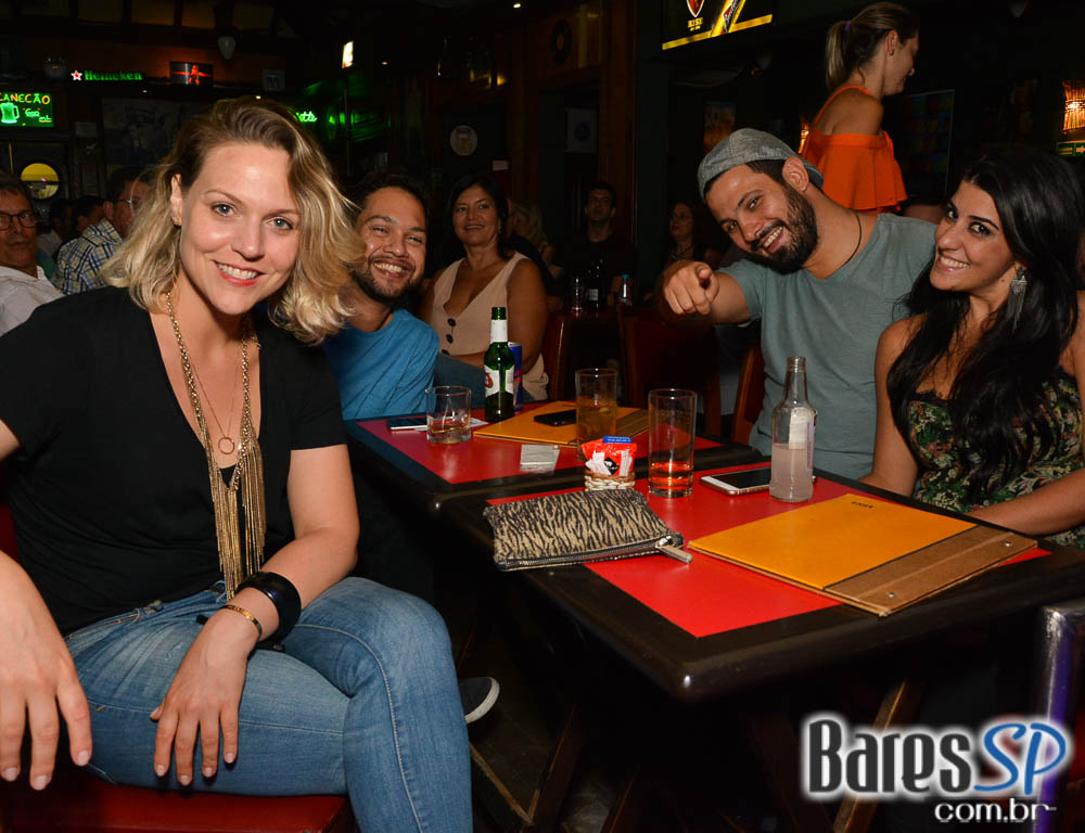 Bandas Midnight Funkers e The Someones animaram a noite com pop rock no Ton Ton Jazz Bandas Midnight Funkers e The Someones animaram a noite com pop rock no Ton Ton Jazz