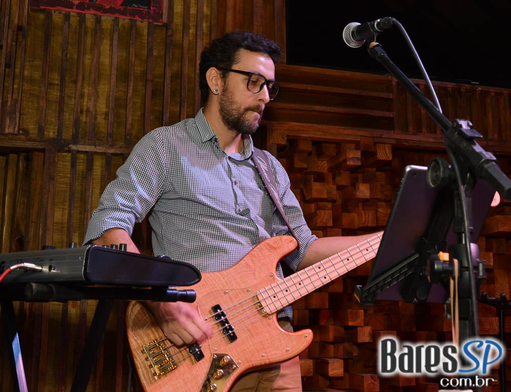 Bandas Midnight Funkers e The Someones animaram a noite com pop rock no Ton Ton Jazz Bandas Midnight Funkers e The Someones animaram a noite com pop rock no Ton Ton Jazz