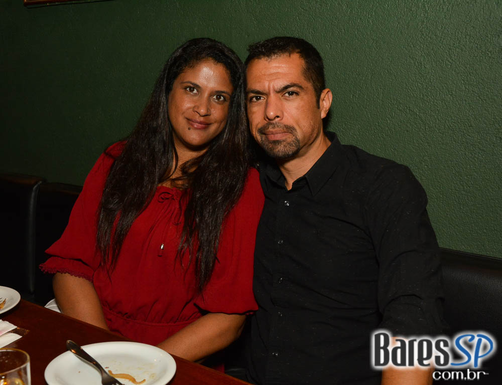 Bandas Midnight Funkers e The Someones animaram a noite com pop rock no Ton Ton Jazz Bandas Midnight Funkers e The Someones animaram a noite com pop rock no Ton Ton Jazz