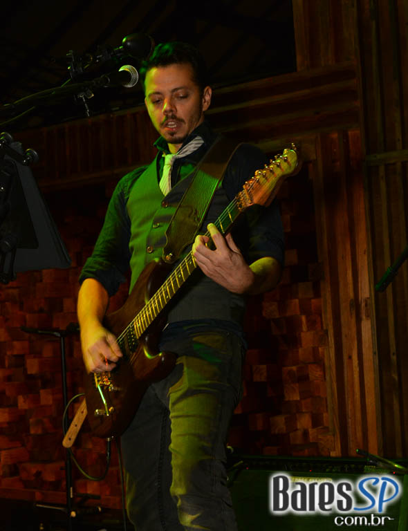 Bandas Midnight Funkers e The Someones animaram a noite com pop rock no Ton Ton Jazz Bandas Midnight Funkers e The Someones animaram a noite com pop rock no Ton Ton Jazz