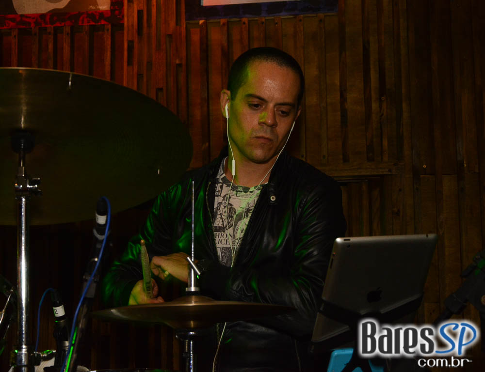 Bandas Midnight Funkers e The Someones animaram a noite com pop rock no Ton Ton Jazz Bandas Midnight Funkers e The Someones animaram a noite com pop rock no Ton Ton Jazz