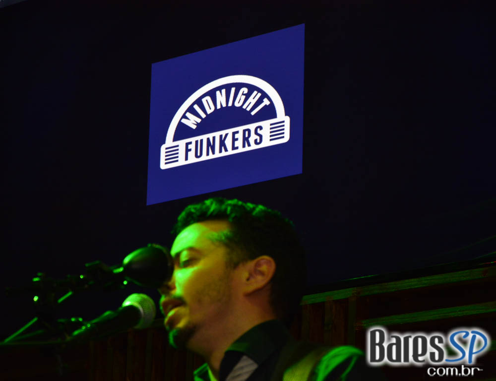 Bandas Midnight Funkers e The Someones animaram a noite com pop rock no Ton Ton Jazz Bandas Midnight Funkers e The Someones animaram a noite com pop rock no Ton Ton Jazz