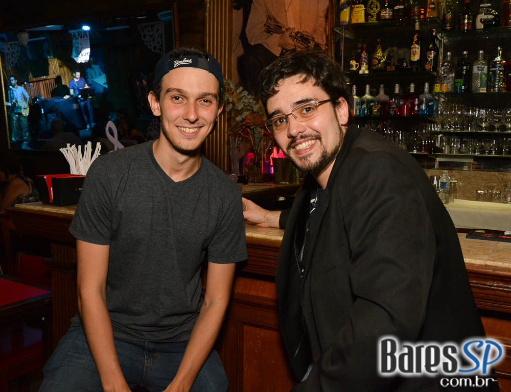 Bandas Midnight Funkers e The Someones animaram a noite com pop rock no Ton Ton Jazz Bandas Midnight Funkers e The Someones animaram a noite com pop rock no Ton Ton Jazz