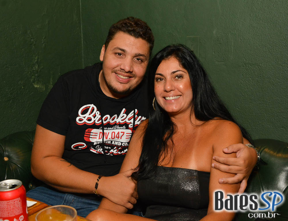 Bandas Midnight Funkers e The Someones animaram a noite com pop rock no Ton Ton Jazz Bandas Midnight Funkers e The Someones animaram a noite com pop rock no Ton Ton Jazz