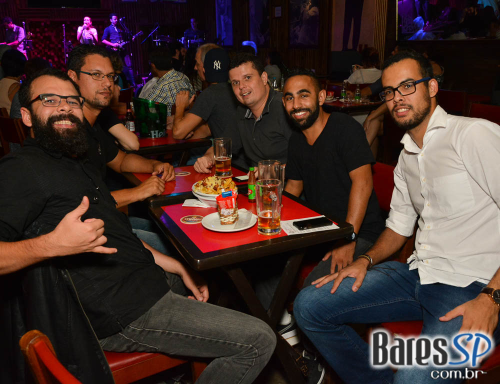 Bandas Midnight Funkers e The Someones animaram a noite com pop rock no Ton Ton Jazz Bandas Midnight Funkers e The Someones animaram a noite com pop rock no Ton Ton Jazz