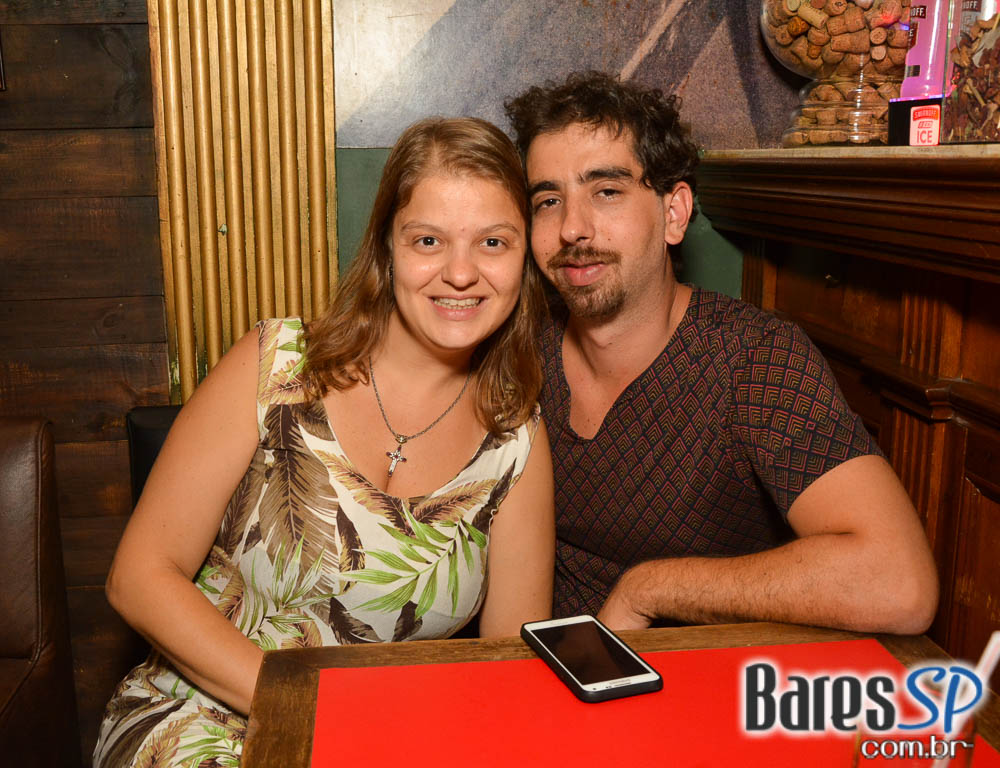 Bandas Midnight Funkers e The Someones animaram a noite com pop rock no Ton Ton Jazz Bandas Midnight Funkers e The Someones animaram a noite com pop rock no Ton Ton Jazz