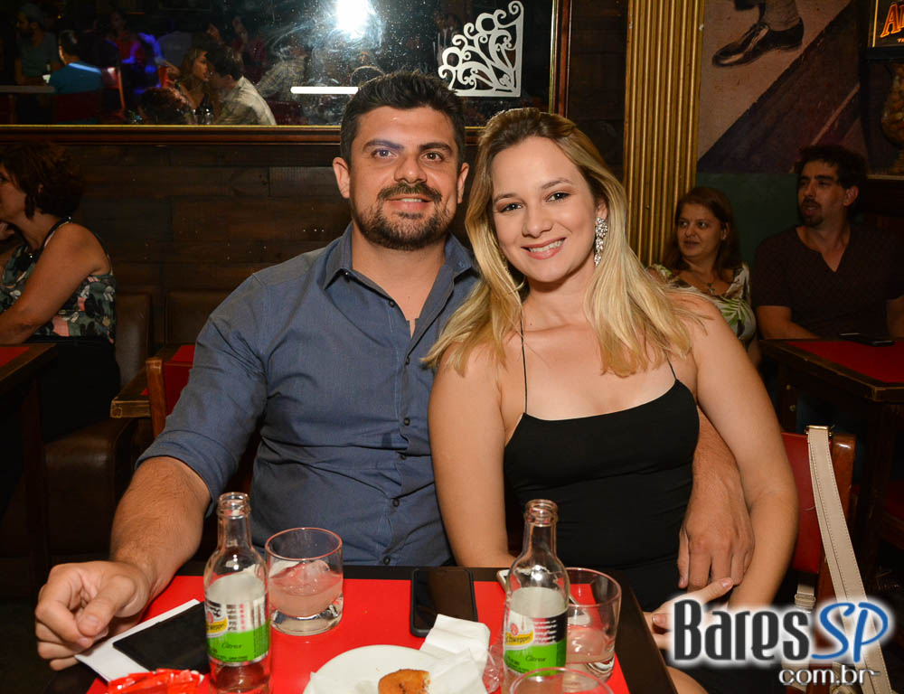 Bandas Midnight Funkers e The Someones animaram a noite com pop rock no Ton Ton Jazz Bandas Midnight Funkers e The Someones animaram a noite com pop rock no Ton Ton Jazz