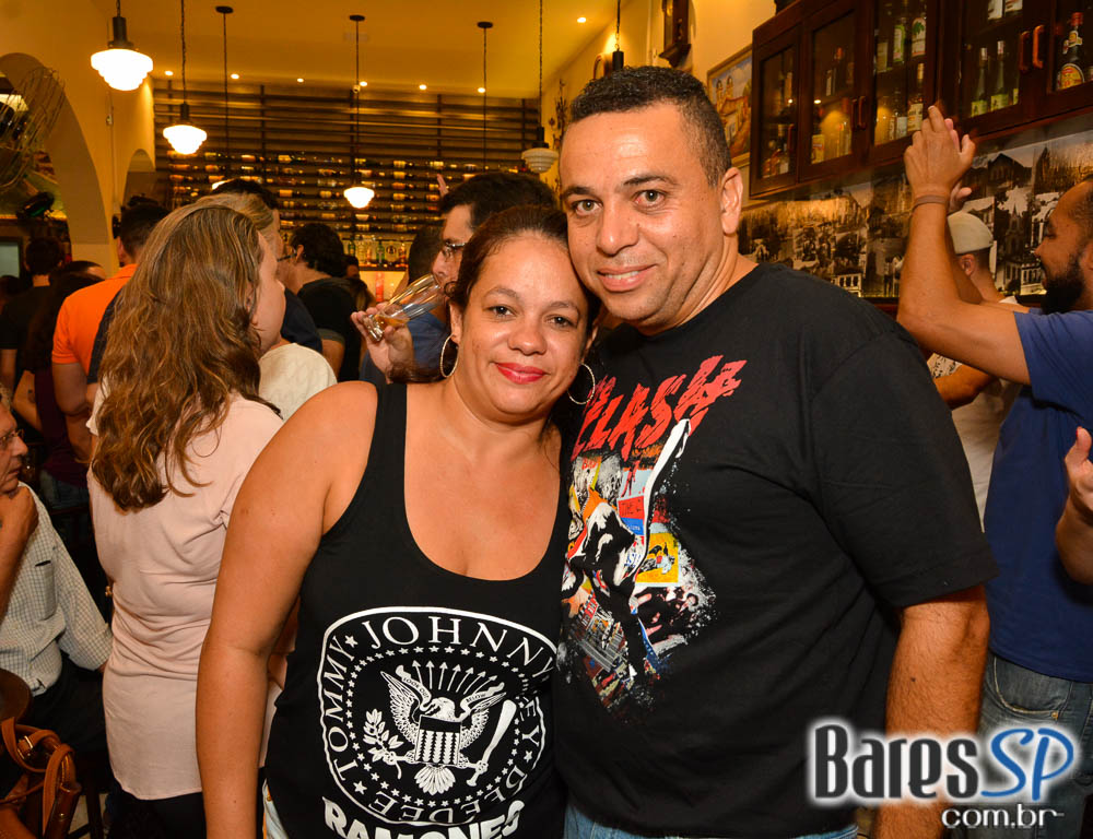 Banda Jornada agitou a noite com muito MPB no Bar Birô Banda Jornada agitou a noite com muito MPB no Bar Birô