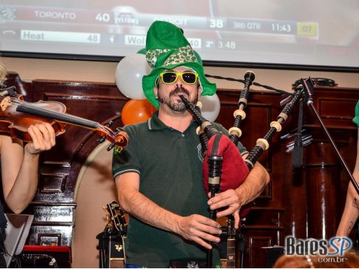 Banda Zoom Beatles e DJ Cadu animaram o St. Patricks Day do The Blue Pub