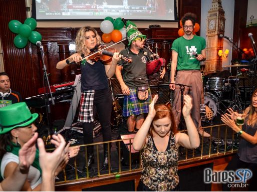 Banda Zoom Beatles e DJ Cadu animaram o St. Patricks Day do The Blue Pub