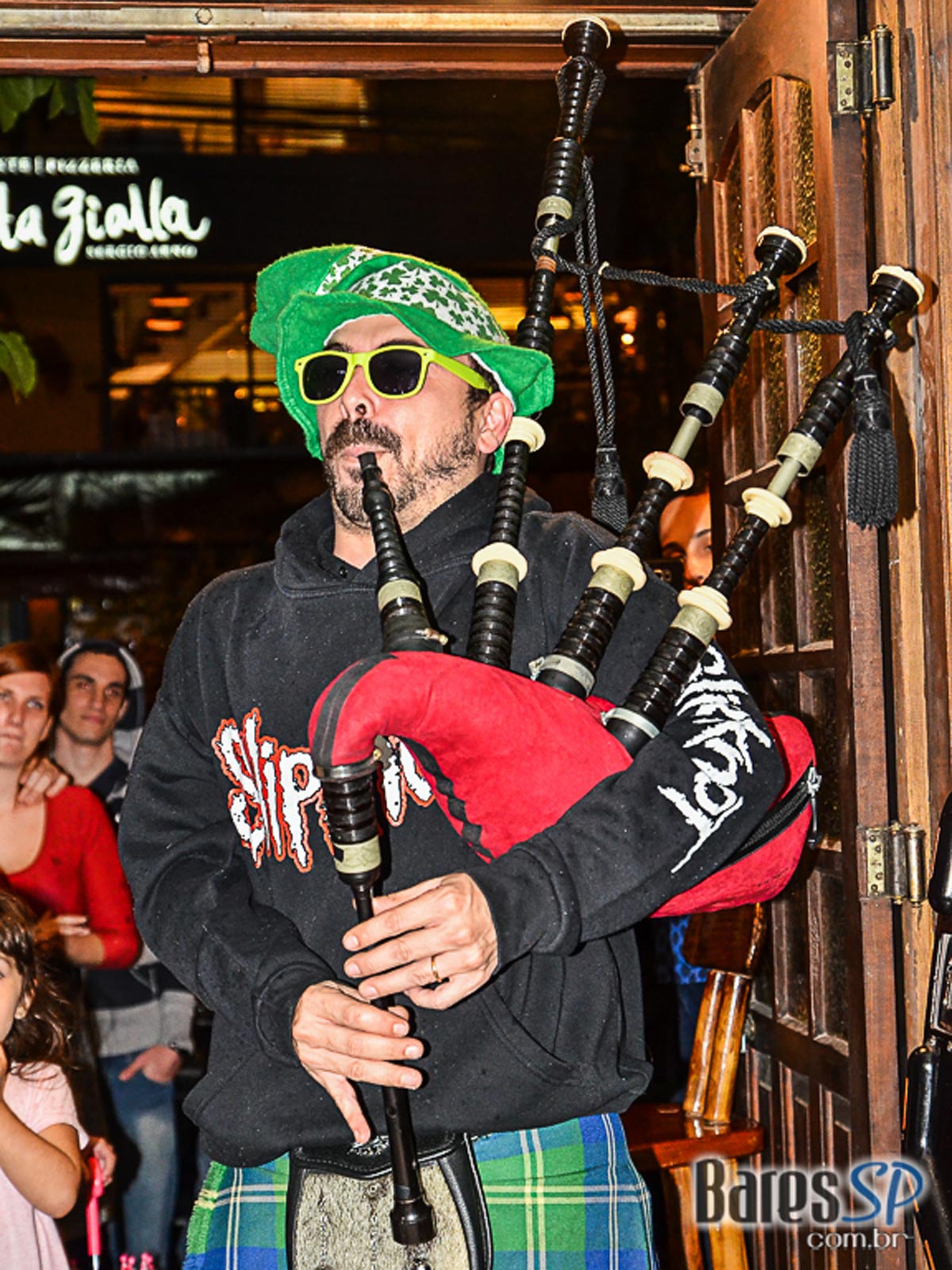 Saloon Pub ofereceu variedade de jogos e cervejas artesanais no cardápio Saloon Pub ofereceu variedade de jogos e cervejas artesanais no cardápio