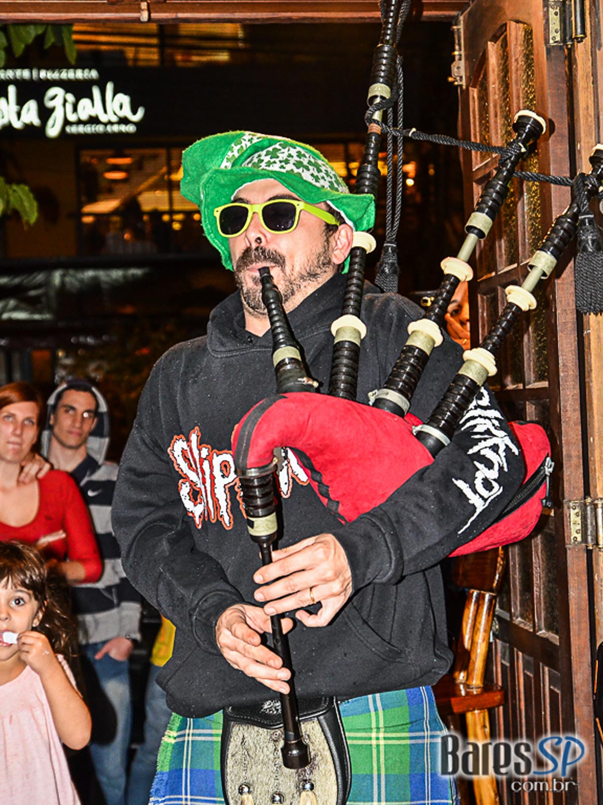 Saloon Pub ofereceu variedade de jogos e cervejas artesanais no cardápio Saloon Pub ofereceu variedade de jogos e cervejas artesanais no cardápio