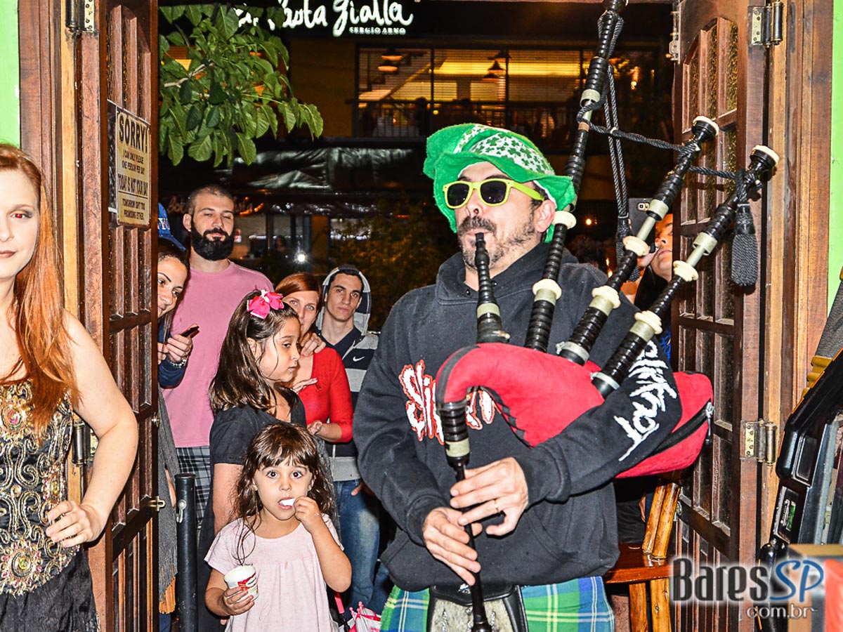 Saloon Pub ofereceu variedade de jogos e cervejas artesanais no cardápio Saloon Pub ofereceu variedade de jogos e cervejas artesanais no cardápio