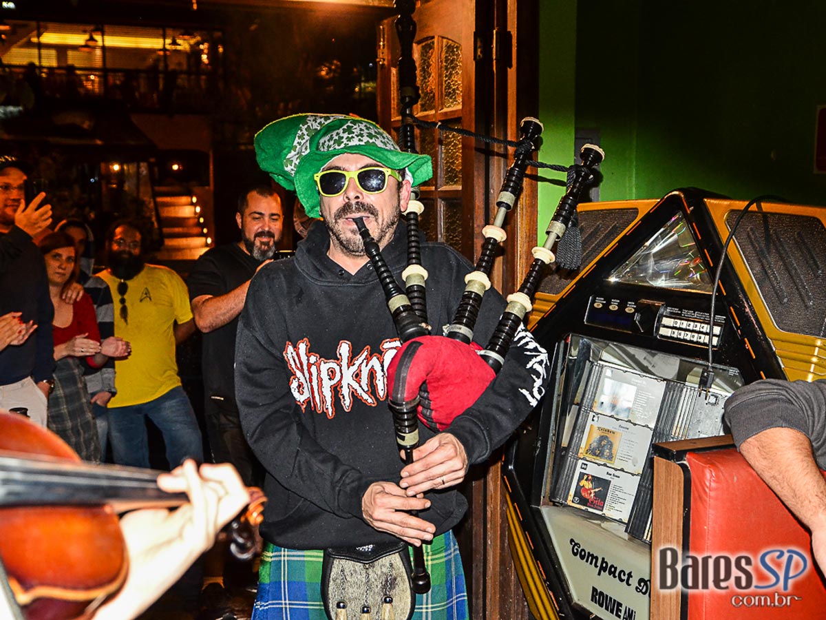 Saloon Pub ofereceu variedade de jogos e cervejas artesanais no cardápio Saloon Pub ofereceu variedade de jogos e cervejas artesanais no cardápio