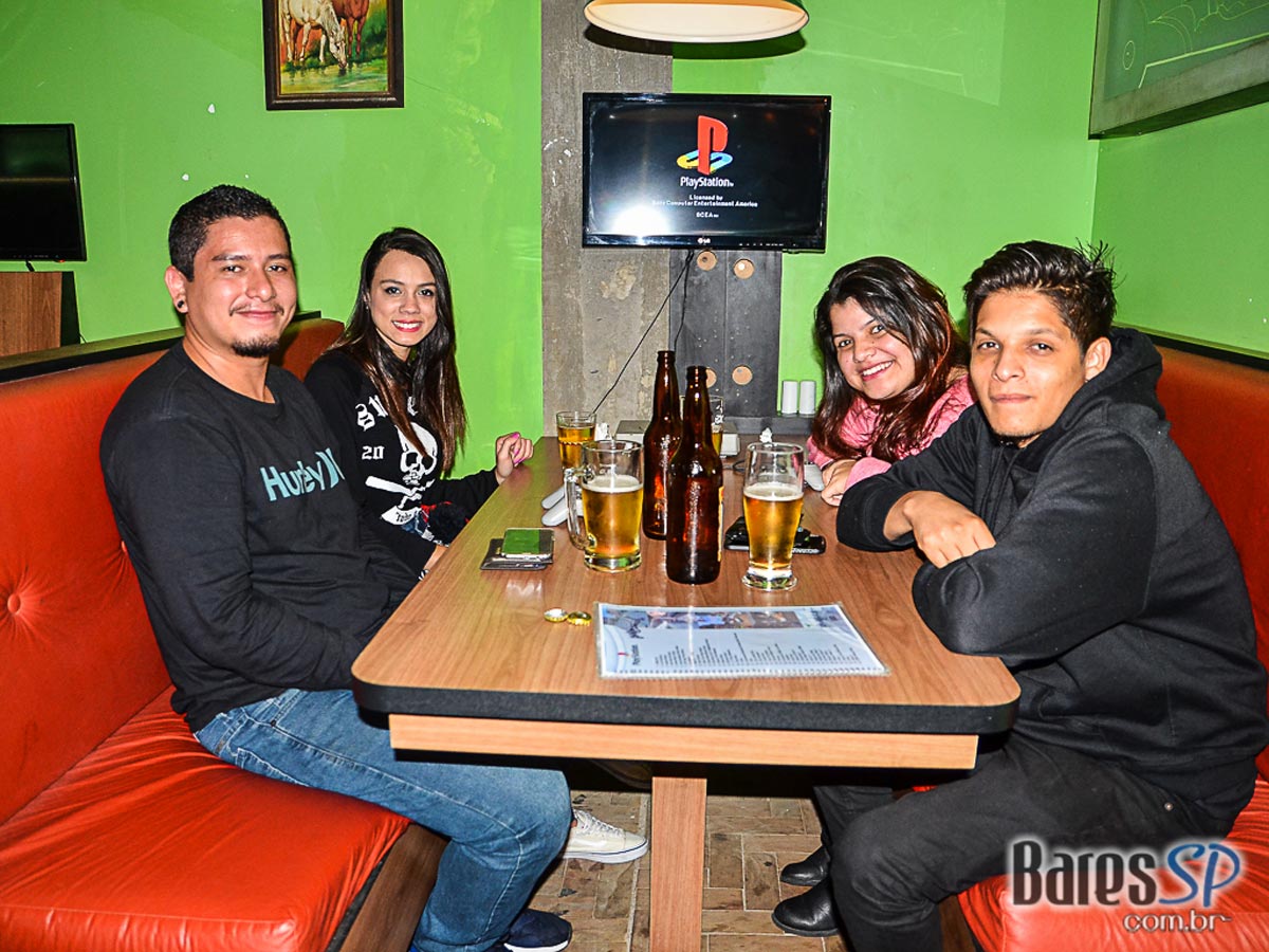 Saloon Pub ofereceu variedade de jogos e cervejas artesanais no cardápio Saloon Pub ofereceu variedade de jogos e cervejas artesanais no cardápio