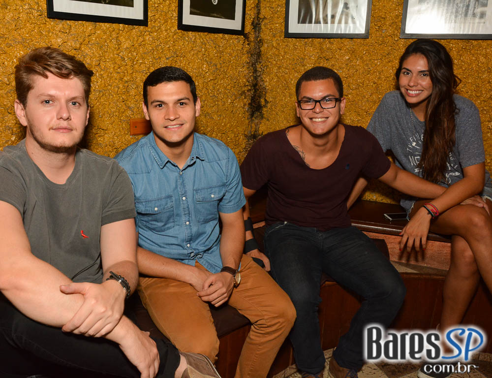 Banda Insônica e Sal Vincent comandaram a noite com muito rock no Republic Pub Banda Insônica e Sal Vincent comandaram a noite com muito rock no Republic Pub