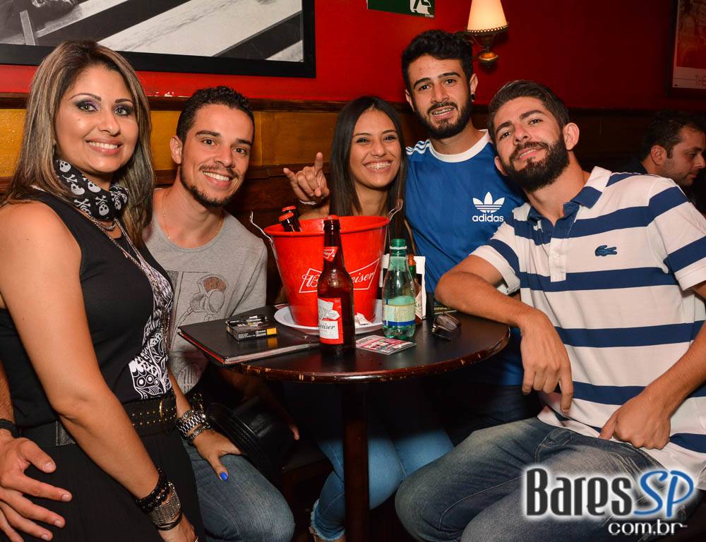 Banda Junkie Box e William Kim comandaram a noite com pop rock no Republic Pub Banda Junkie Box e William Kim comandaram a noite com pop rock no Republic Pub