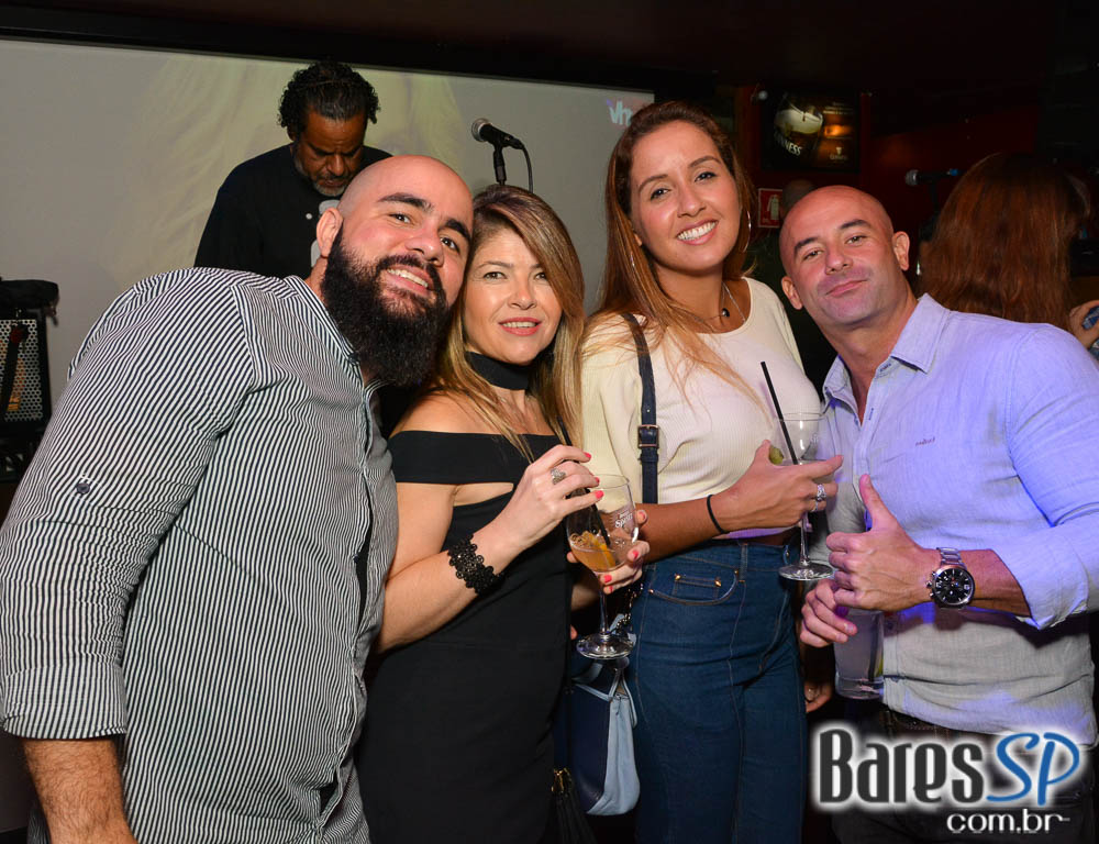 Banda Junkie Box e William Kim comandaram a noite com pop rock no Republic Pub Banda Junkie Box e William Kim comandaram a noite com pop rock no Republic Pub