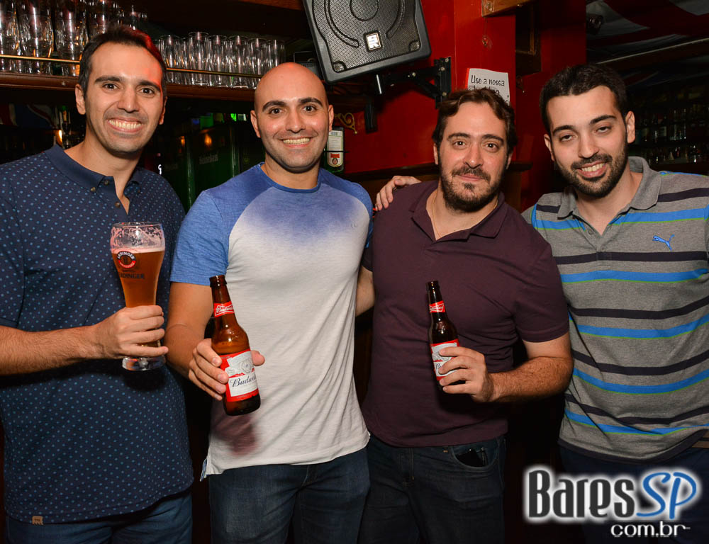 Banda Junkie Box e William Kim comandaram a noite com pop rock no Republic Pub Banda Junkie Box e William Kim comandaram a noite com pop rock no Republic Pub