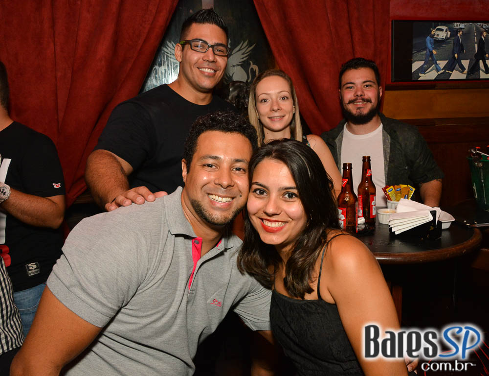 Banda Junkie Box e William Kim comandaram a noite com pop rock no Republic Pub Banda Junkie Box e William Kim comandaram a noite com pop rock no Republic Pub