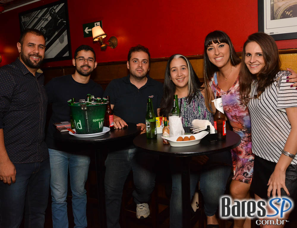 Banda Junkie Box e William Kim comandaram a noite com pop rock no Republic Pub Banda Junkie Box e William Kim comandaram a noite com pop rock no Republic Pub