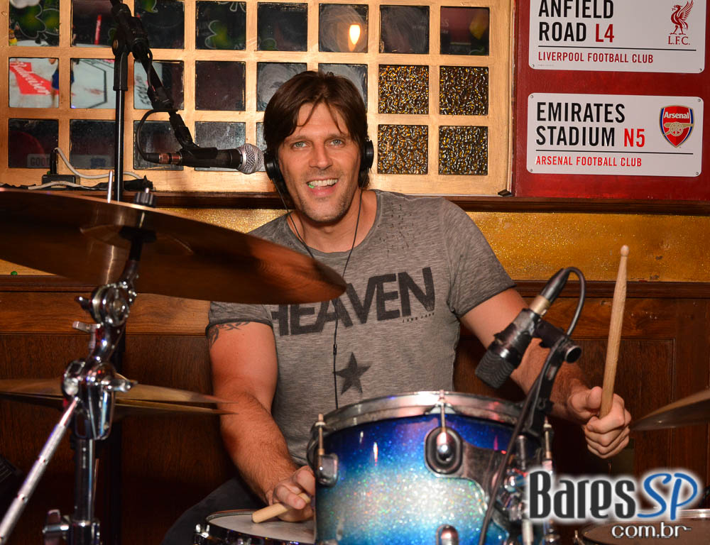 Banda Junkie Box e William Kim comandaram a noite com pop rock no Republic Pub Banda Junkie Box e William Kim comandaram a noite com pop rock no Republic Pub