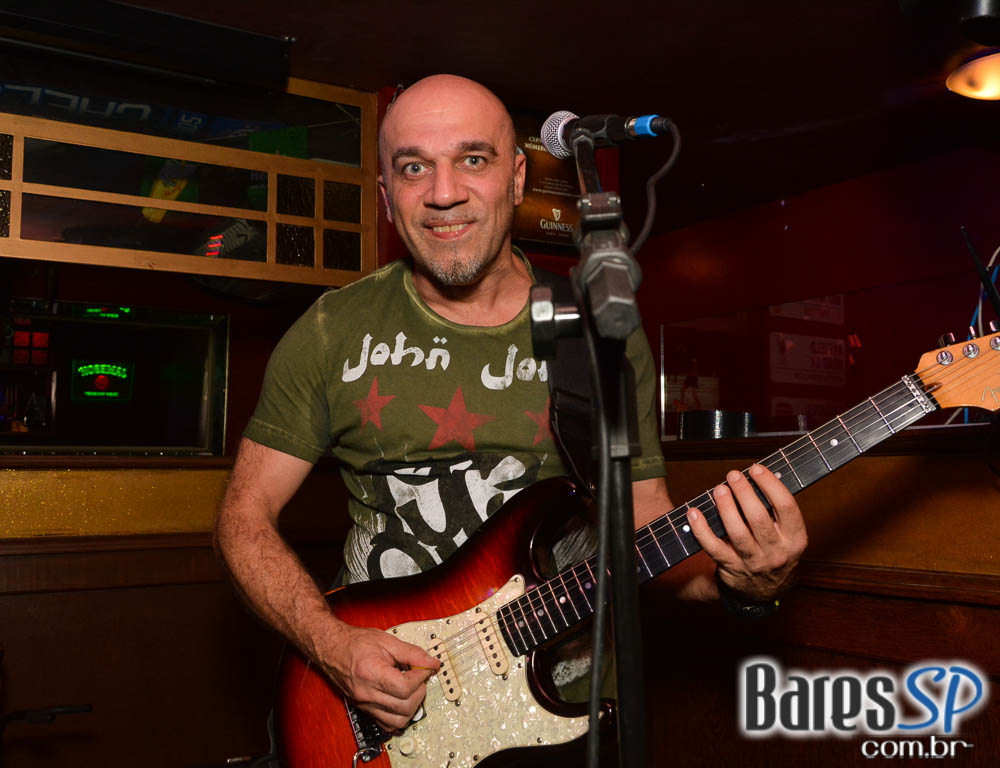 Banda Junkie Box e William Kim comandaram a noite com pop rock no Republic Pub Banda Junkie Box e William Kim comandaram a noite com pop rock no Republic Pub