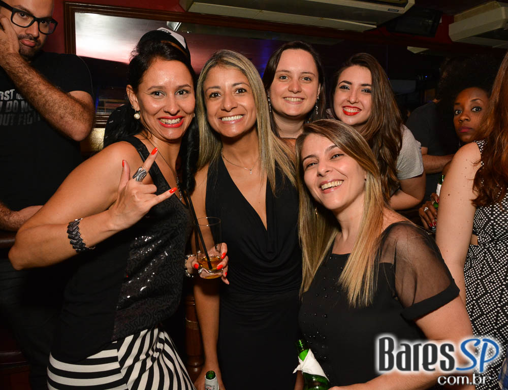 Banda Junkie Box e William Kim comandaram a noite com pop rock no Republic Pub Banda Junkie Box e William Kim comandaram a noite com pop rock no Republic Pub