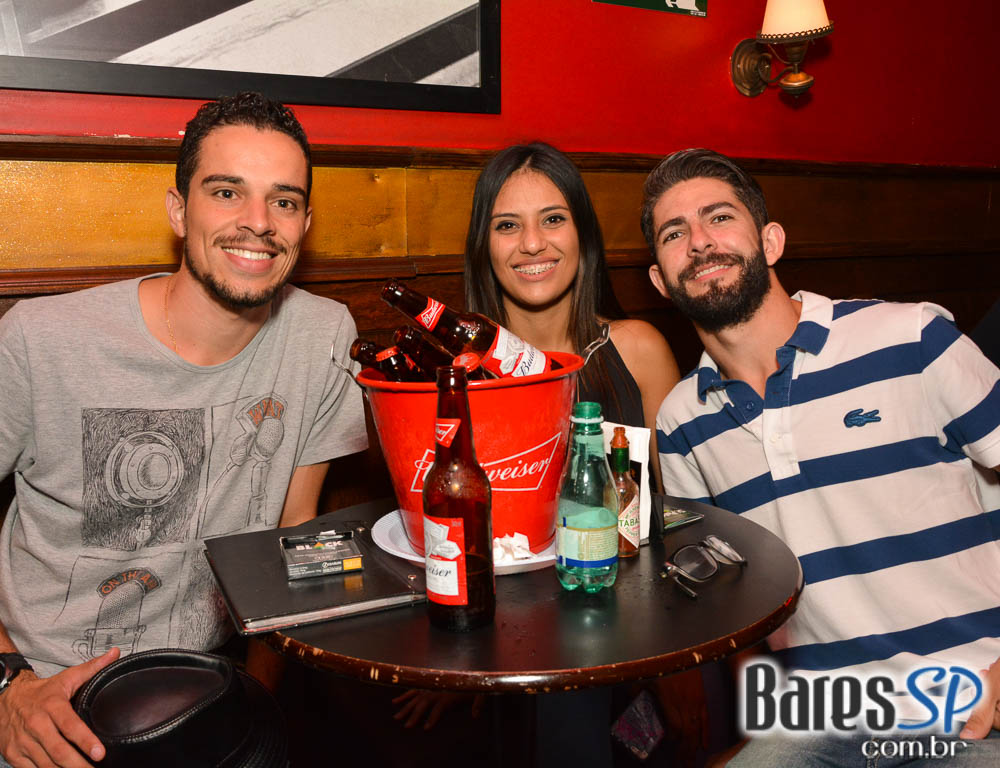 Banda Junkie Box e William Kim comandaram a noite com pop rock no Republic Pub Banda Junkie Box e William Kim comandaram a noite com pop rock no Republic Pub