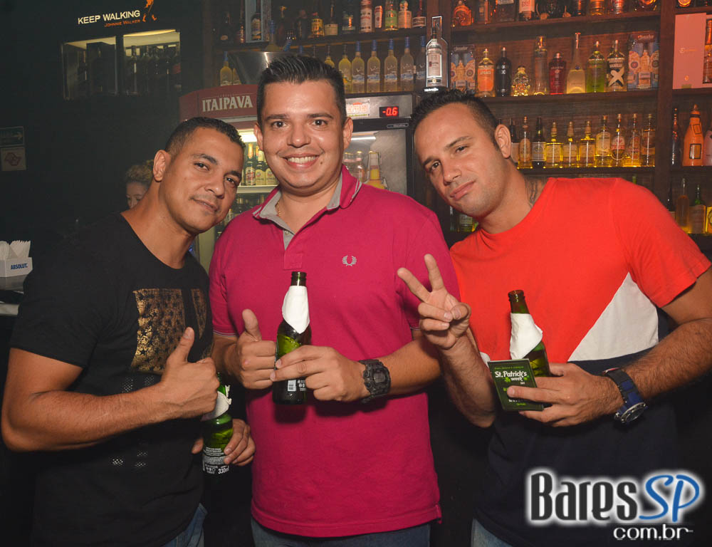 Noite do Whisky comandou a noite com muito flash back no Akbar Lounge e Disco Noite do Whisky comandou a noite com muito flash back no Akbar Lounge e Disco