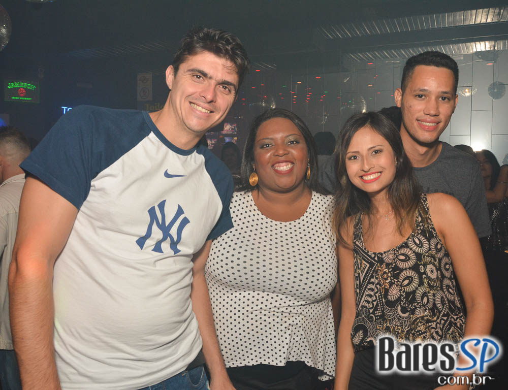 Noite do Whisky comandou a noite com muito flash back no Akbar Lounge e Disco Noite do Whisky comandou a noite com muito flash back no Akbar Lounge e Disco