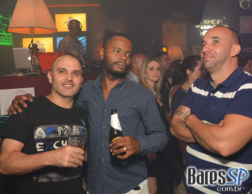 Noite do Whisky comandou a noite com muito flash back no Akbar Lounge e Disco Noite do Whisky comandou a noite com muito flash back no Akbar Lounge e Disco