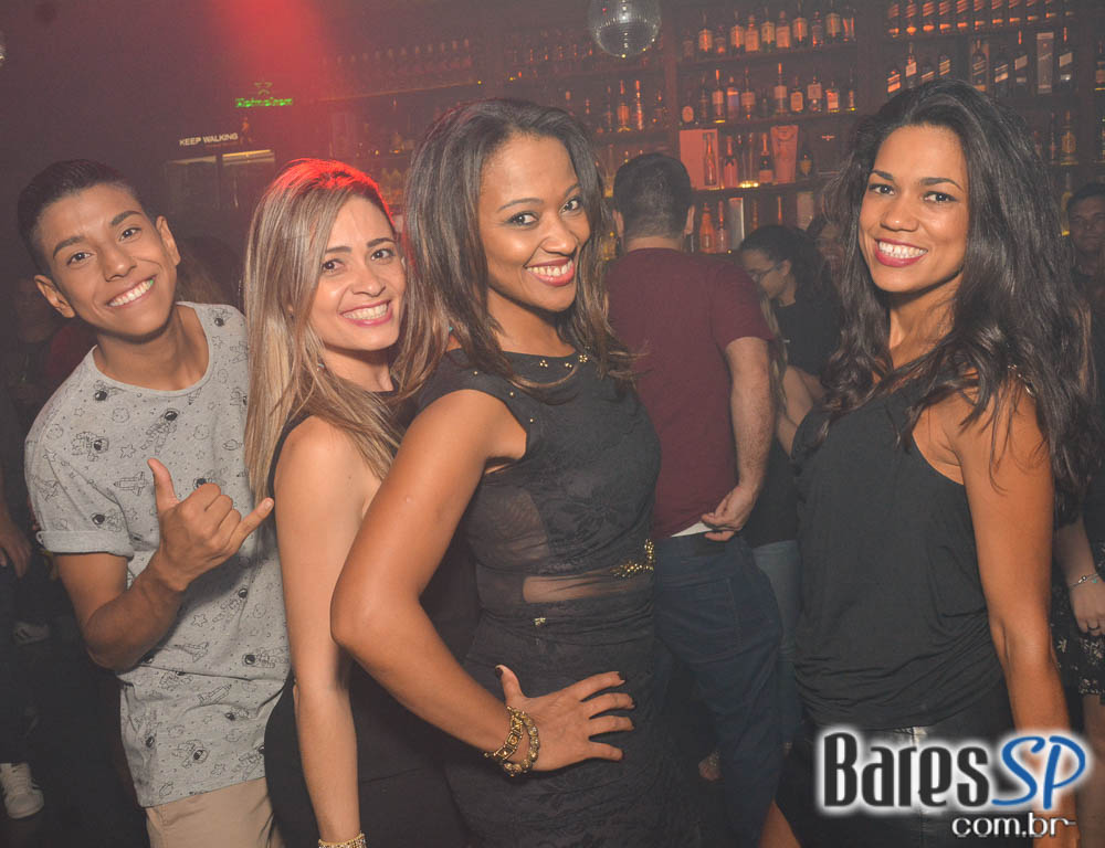 Noite do Whisky comandou a noite com muito flash back no Akbar Lounge e Disco Noite do Whisky comandou a noite com muito flash back no Akbar Lounge e Disco