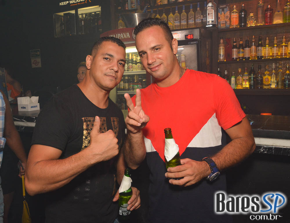 Noite do Whisky comandou a noite com muito flash back no Akbar Lounge e Disco Noite do Whisky comandou a noite com muito flash back no Akbar Lounge e Disco