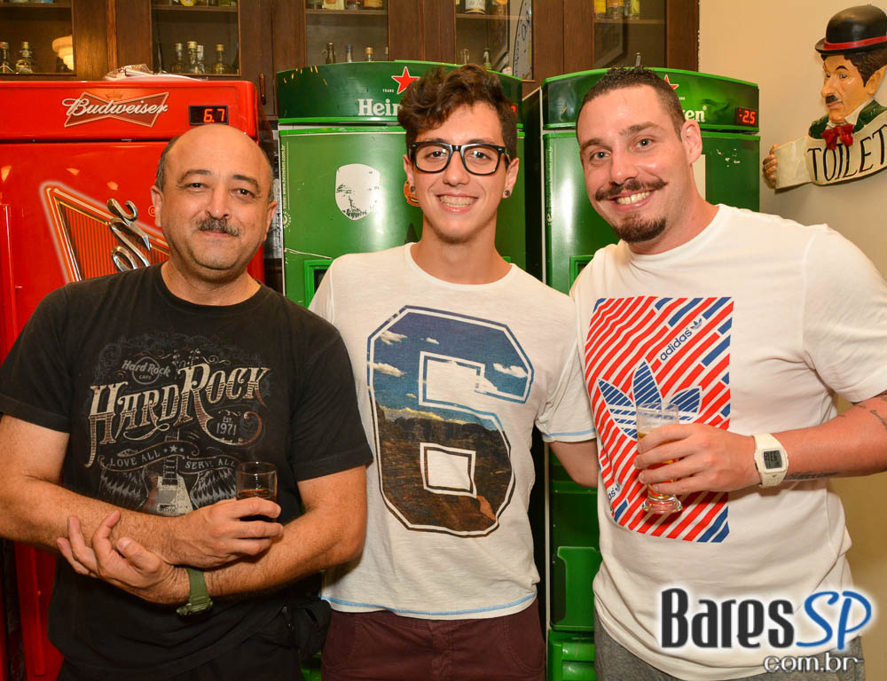 Grupo Transachoro e Dennis Alencar comandaram o sábado no Bar Birô Grupo Transachoro e Dennis Alencar comandaram o sábado no Bar Birô