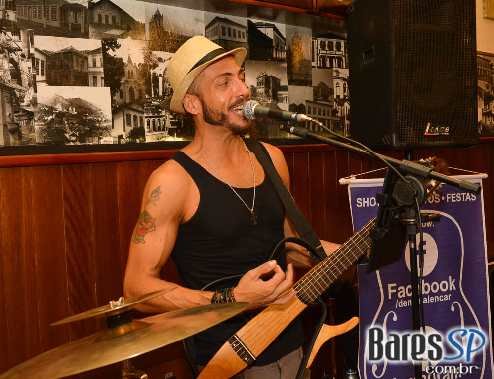 Grupo Transachoro e Dennis Alencar comandaram o sábado no Bar Birô Grupo Transachoro e Dennis Alencar comandaram o sábado no Bar Birô