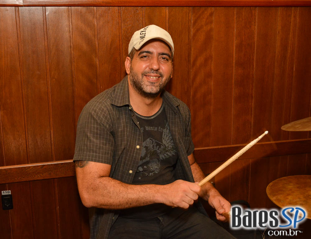 Grupo Transachoro e Dennis Alencar comandaram o sábado no Bar Birô Grupo Transachoro e Dennis Alencar comandaram o sábado no Bar Birô