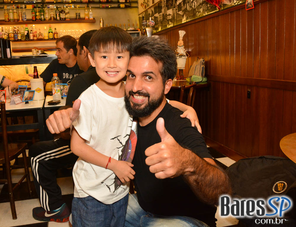 Grupo Transachoro e Dennis Alencar comandaram o sábado no Bar Birô Grupo Transachoro e Dennis Alencar comandaram o sábado no Bar Birô