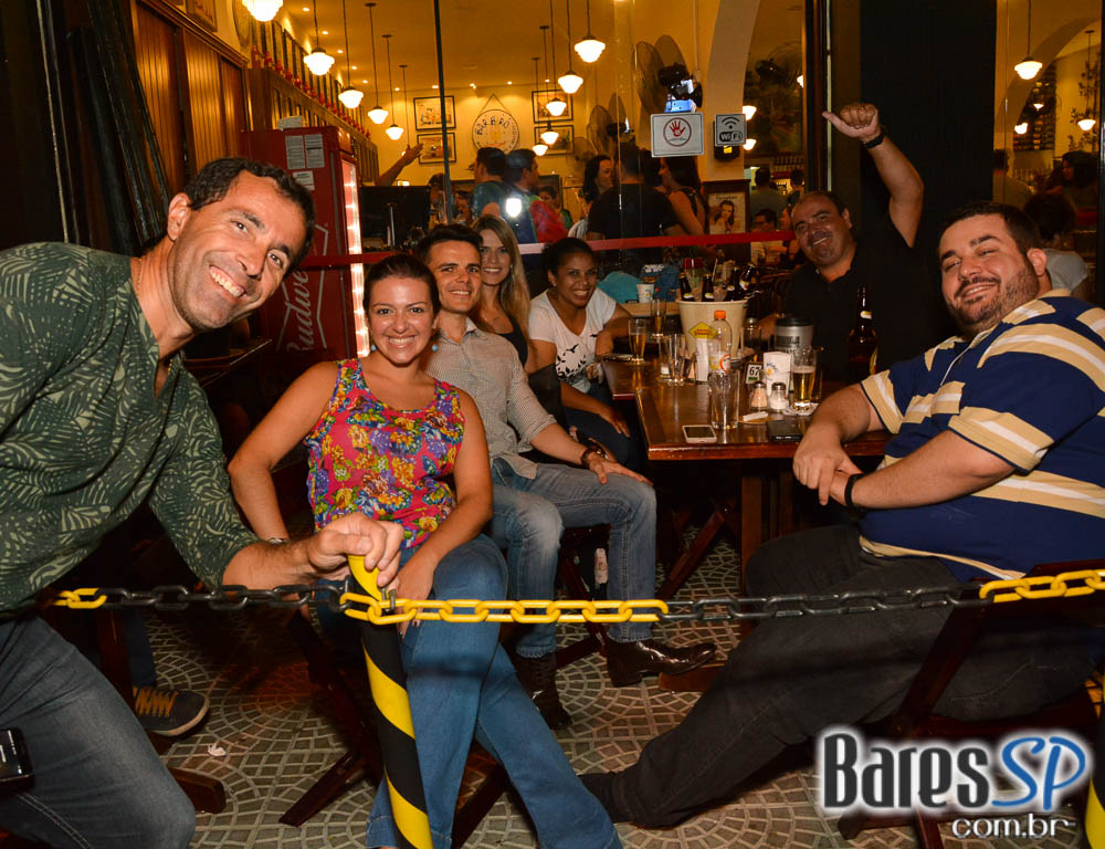 Grupo Transachoro e Dennis Alencar comandaram o sábado no Bar Birô Grupo Transachoro e Dennis Alencar comandaram o sábado no Bar Birô